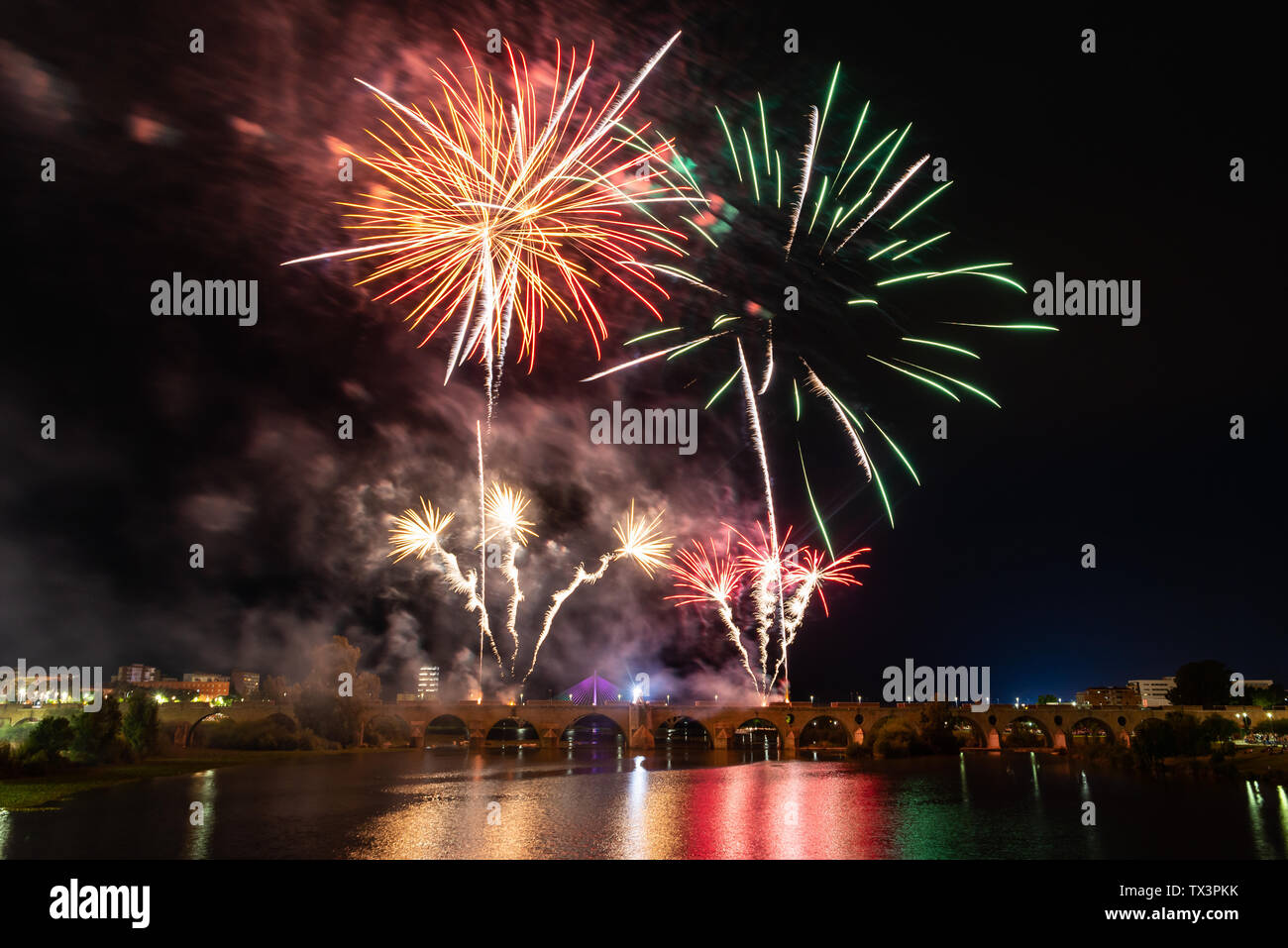 Feuerwerk über dem Fluss Guadiana in Badajoz, Spanien Stockfoto