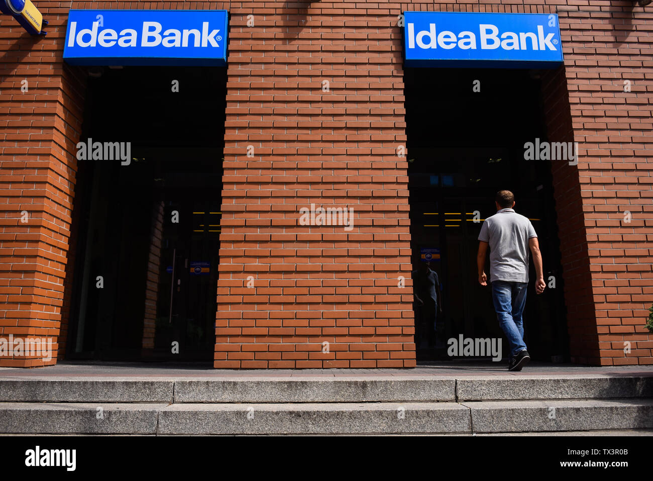 Krakau, Polen. Juni, 2019 21. Ein Mann von Idea Bankfiliale in der Innenstadt. Polnische basierende Idee Bank in der vergangenen Woche mitgeteilt, dass es bis zu 750 Personal Brand würde sich in den nächsten sechs Monaten, bedingt durch einen Verlust von 1,9 Mrd. Zloty vom letzten Jahr. Credit: SOPA Images Limited/Alamy leben Nachrichten Stockfoto