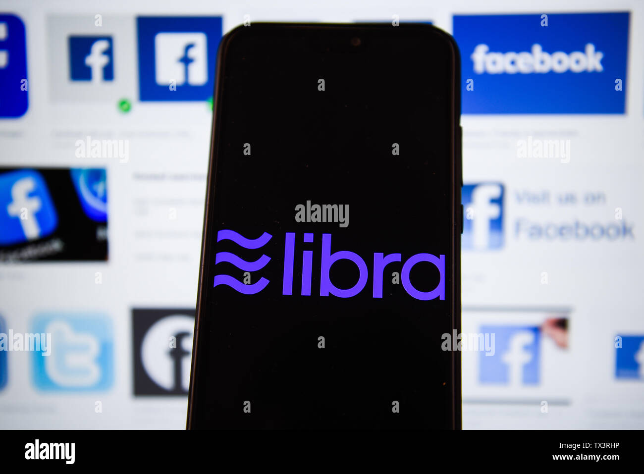 In diesem Foto Illustration facebook crypto Währung logo, Waage gesehen auf dem Smartphone angezeigt. Stockfoto