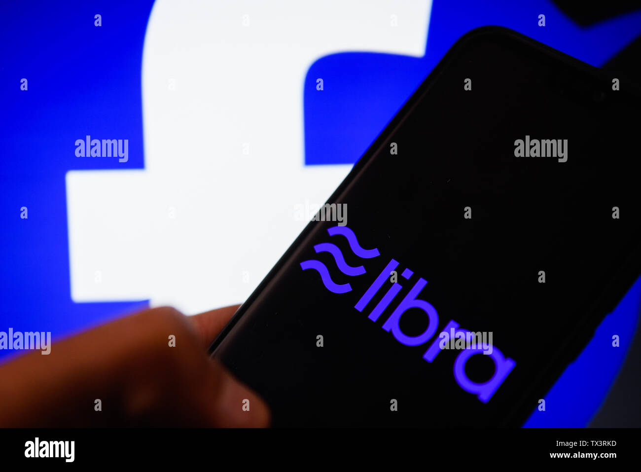 In diesem Foto Illustration facebook crypto Währung logo, Waage gesehen auf dem Smartphone angezeigt. Stockfoto