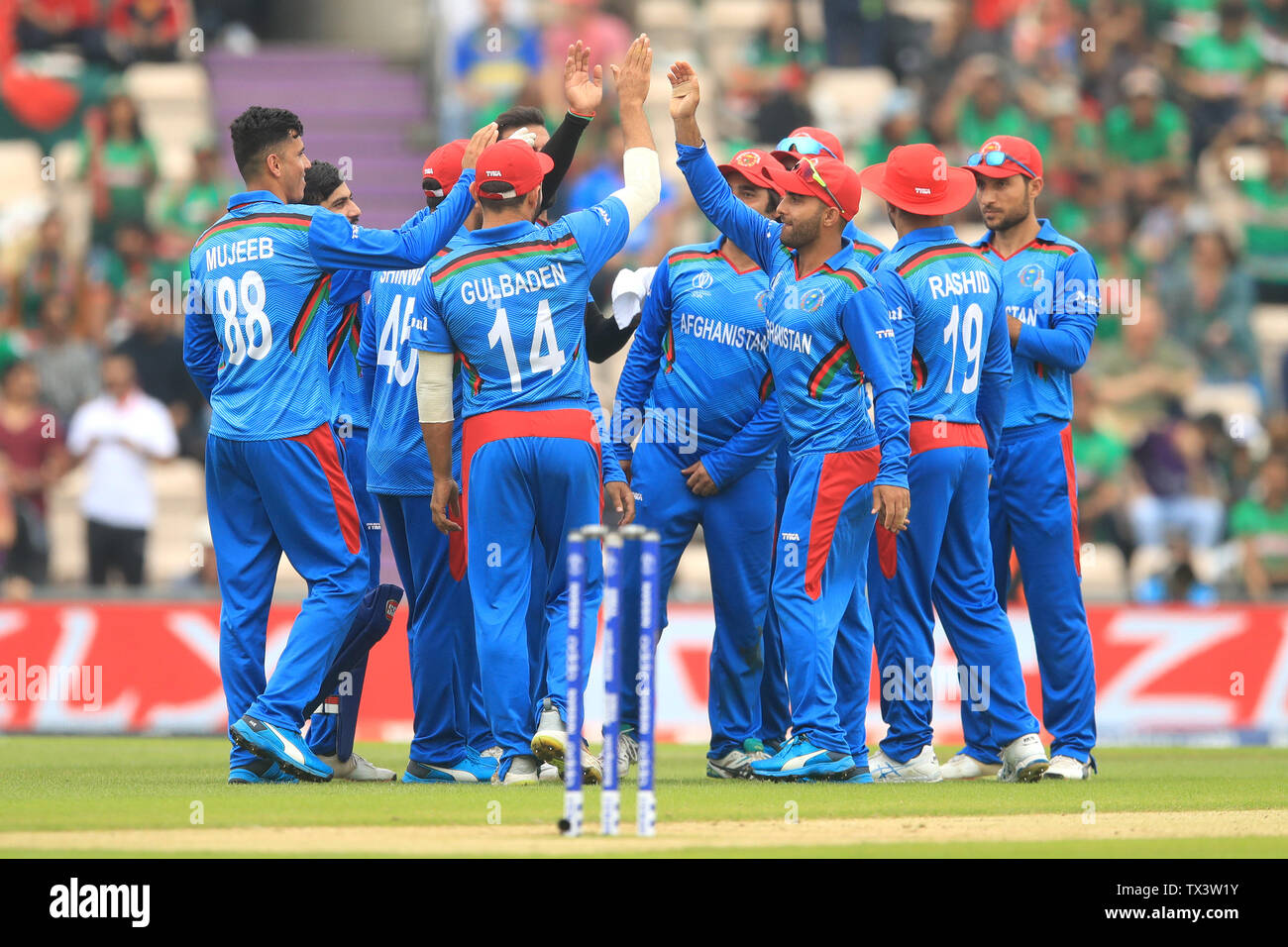 Afghanistan feiern die Wicket für Bangladeschs Liton Das während der ICC Cricket World Cup group stage Gleiches an der Schüssel, Southampton, Hampshire. Stockfoto