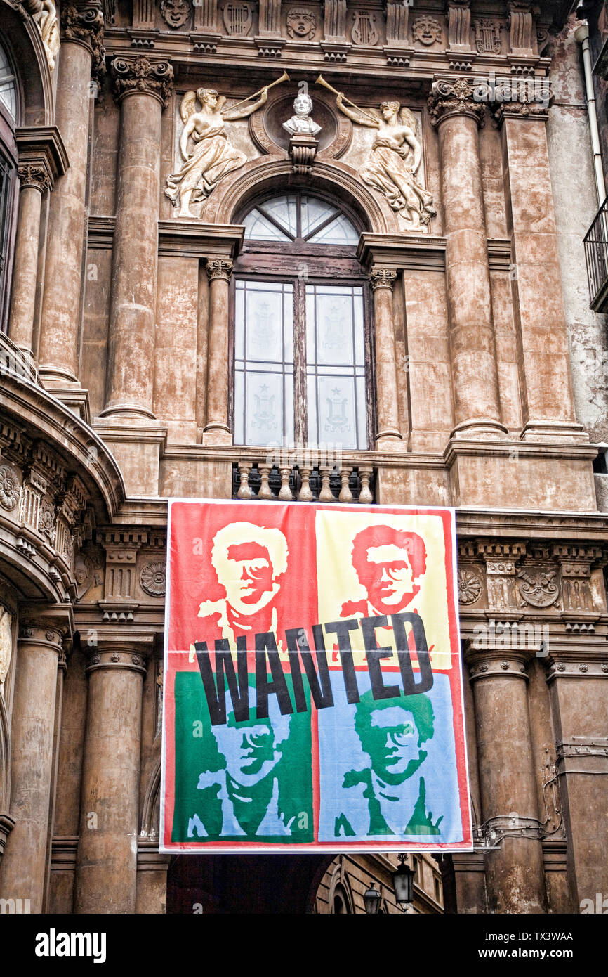 Andy Warhol Stil Banner mit das Gesicht des gesuchten Mob boss Matteo Messina Denaro hängen vom Fenster Bellini Theater Stockfoto