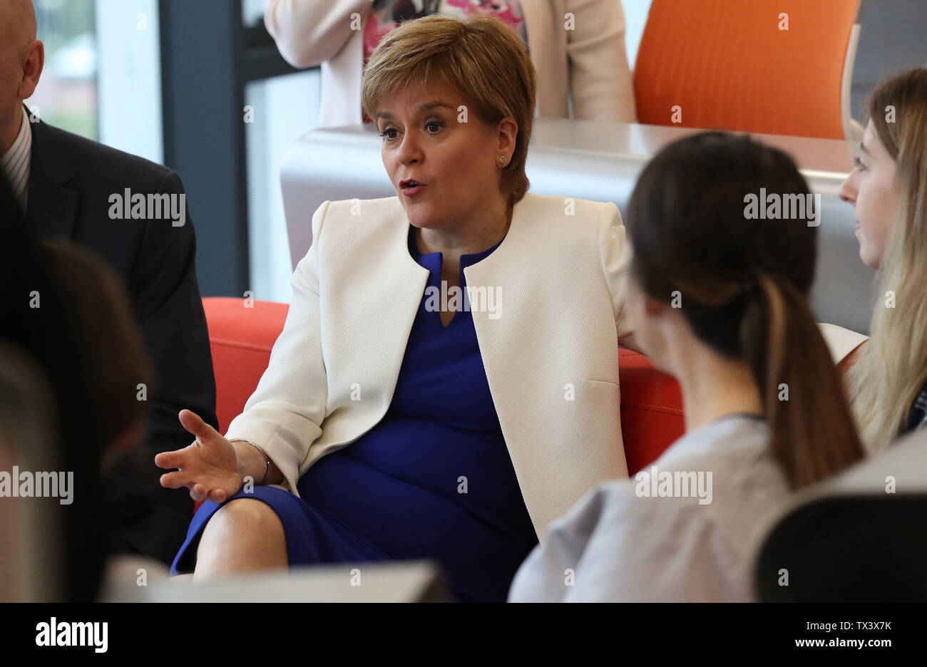 Erster Minister Nicola Sturgeon während einer Tour vor offiziell der Universität im Westen Schottlands Lanarkshire Campus Öffnung an der Hamilton International Technology Park, South Lanarkshire. Stockfoto