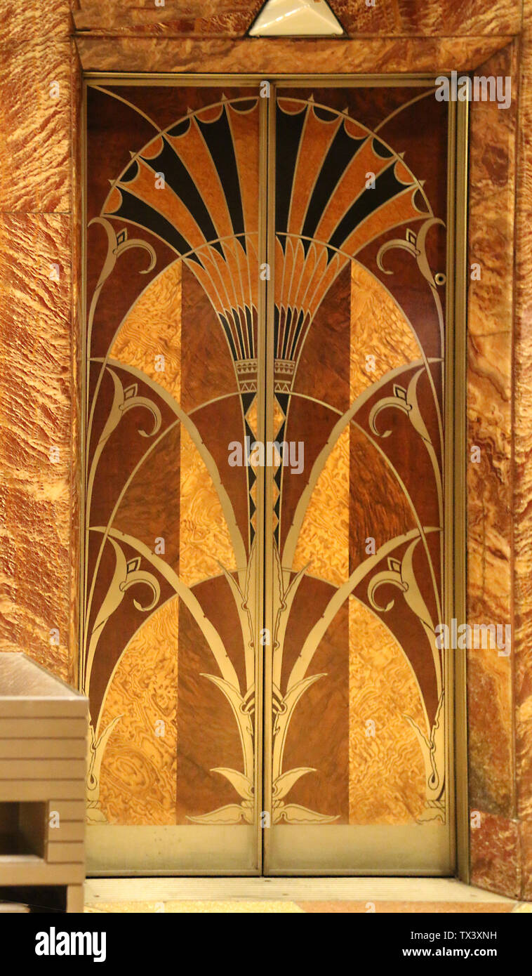 Schöne maquetry der Aufzüge in der Lobby des Chrysler Building, New York City, New York, USA Stockfoto