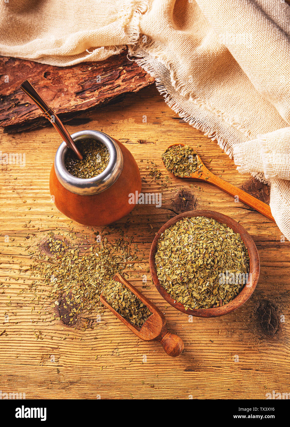 Geven evenaar Iedereen Traditionelle argentinische Mate Tee in einem Calabash gourd mit bombilla  Stick Stockfotografie - Alamy