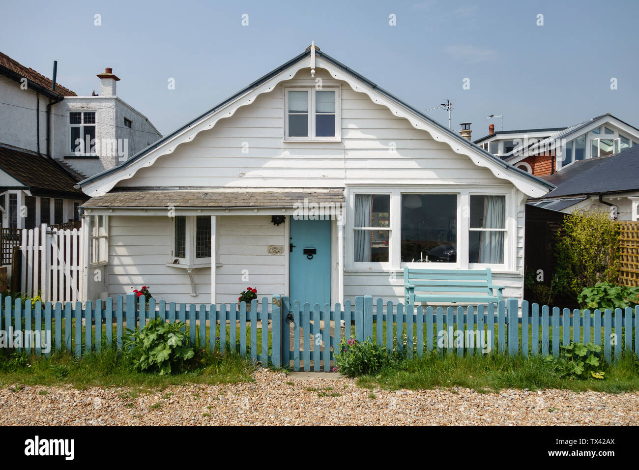 Deal, Kent, Großbritannien. Eine typische Seaside Bungalow mit Blick auf den Ärmelkanal. Stockfoto