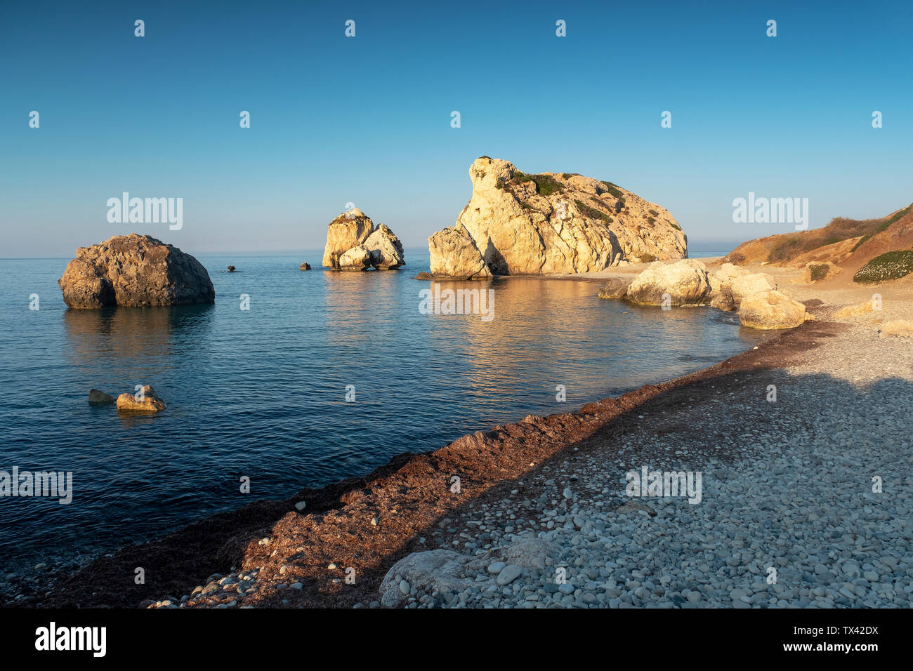 Am frühen Morgen Sonne leuchtet auf den Felsen der Aphrodite (Petra Tou Romiou) in der Nähe von Kouklia, Paphos Region, Republik Zypern. Stockfoto