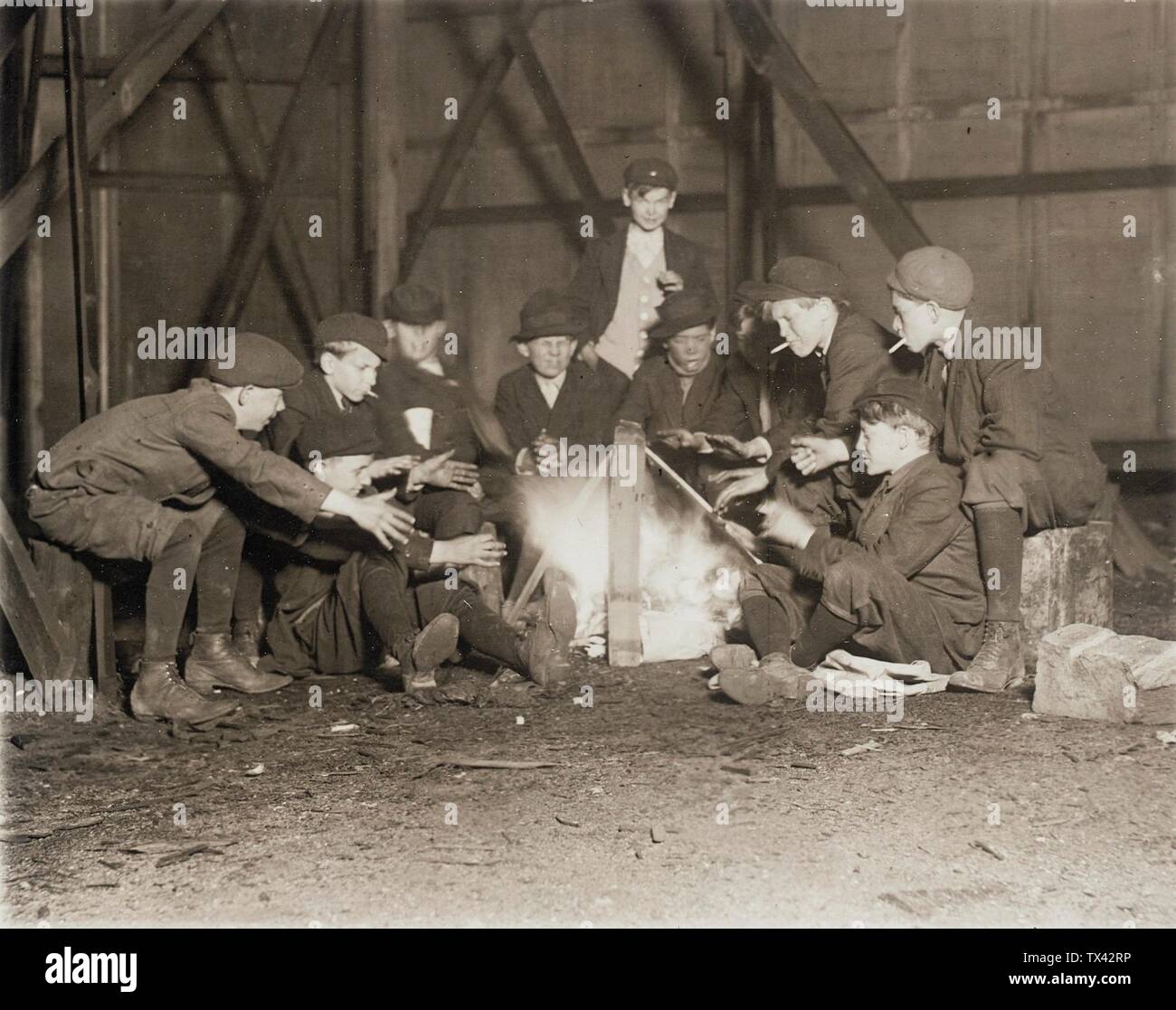 Gang of Newsboys um 22:00 Uhr; Vereinigte Staaten, 1910 Fotos Gelatine-silberfarbenes Druckgeschenk eines anonymen Spenders, Los Angeles (M.2000.174.16) Fotografien; 1910DATE QS:P571,+1910-00-00T00:00:00Z/9; Stockfoto