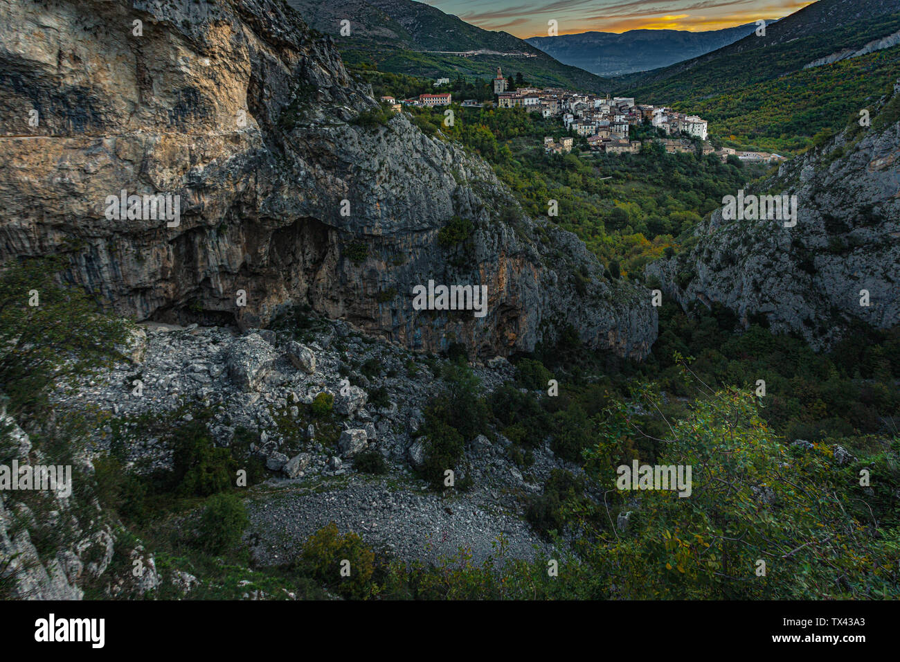 Anversa der Abruzzen, Bergdorf auf Sagittario Tal clift Stockfoto