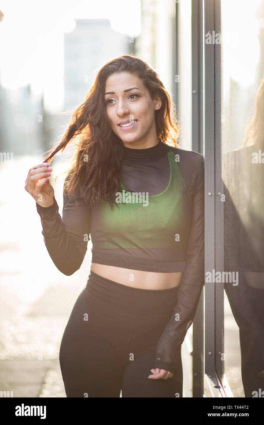 Portrait von lächelnden sportliche junge Frau in der Stadt Stockfoto