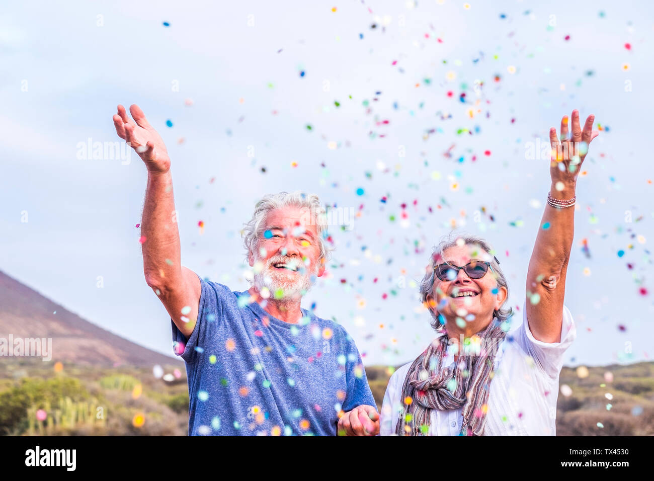 Gerne älteres Paar feiern mit confetti im Freien Stockfoto