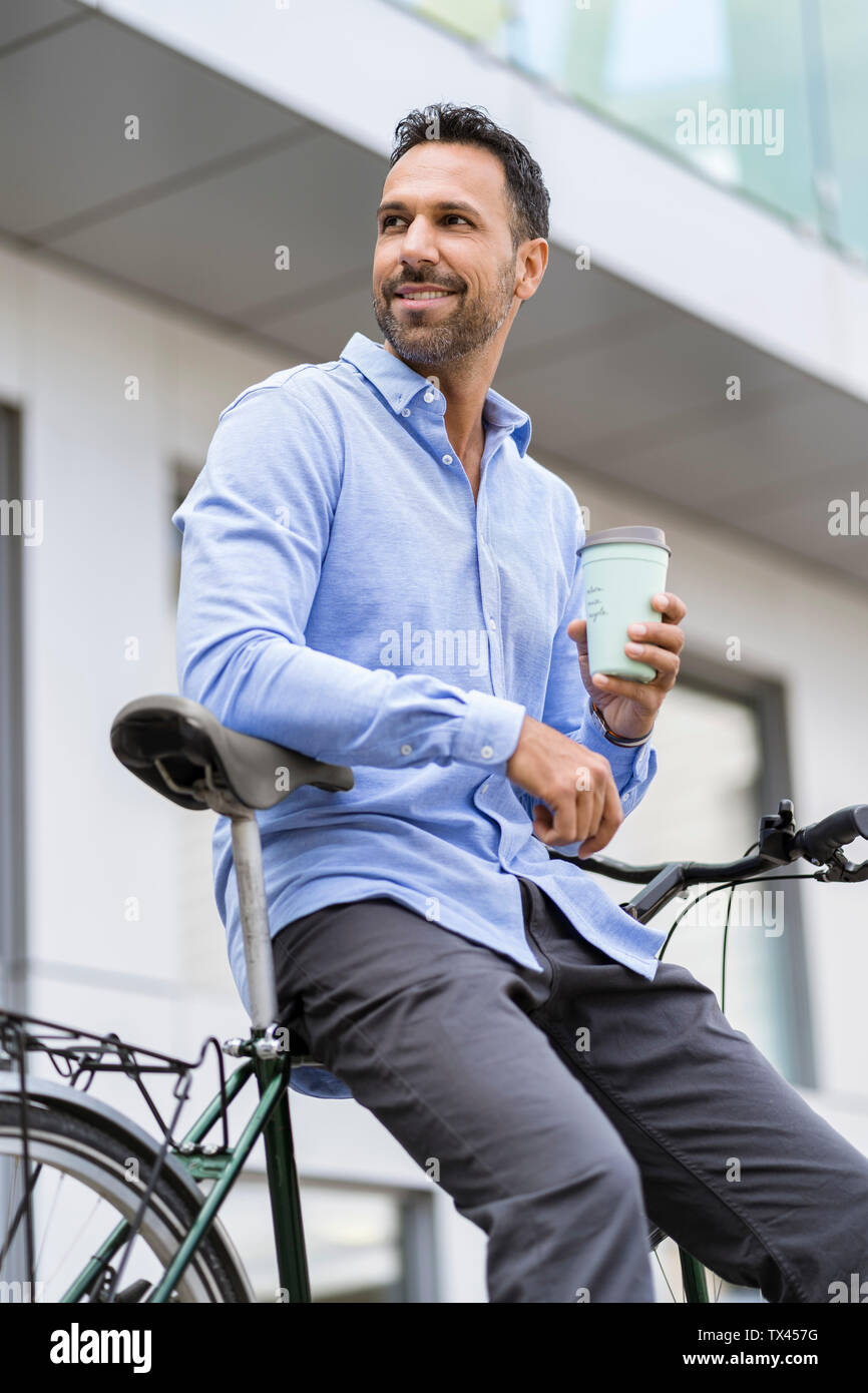 Geschäftsmann mit dem Fahrrad in die Stadt Stockfoto