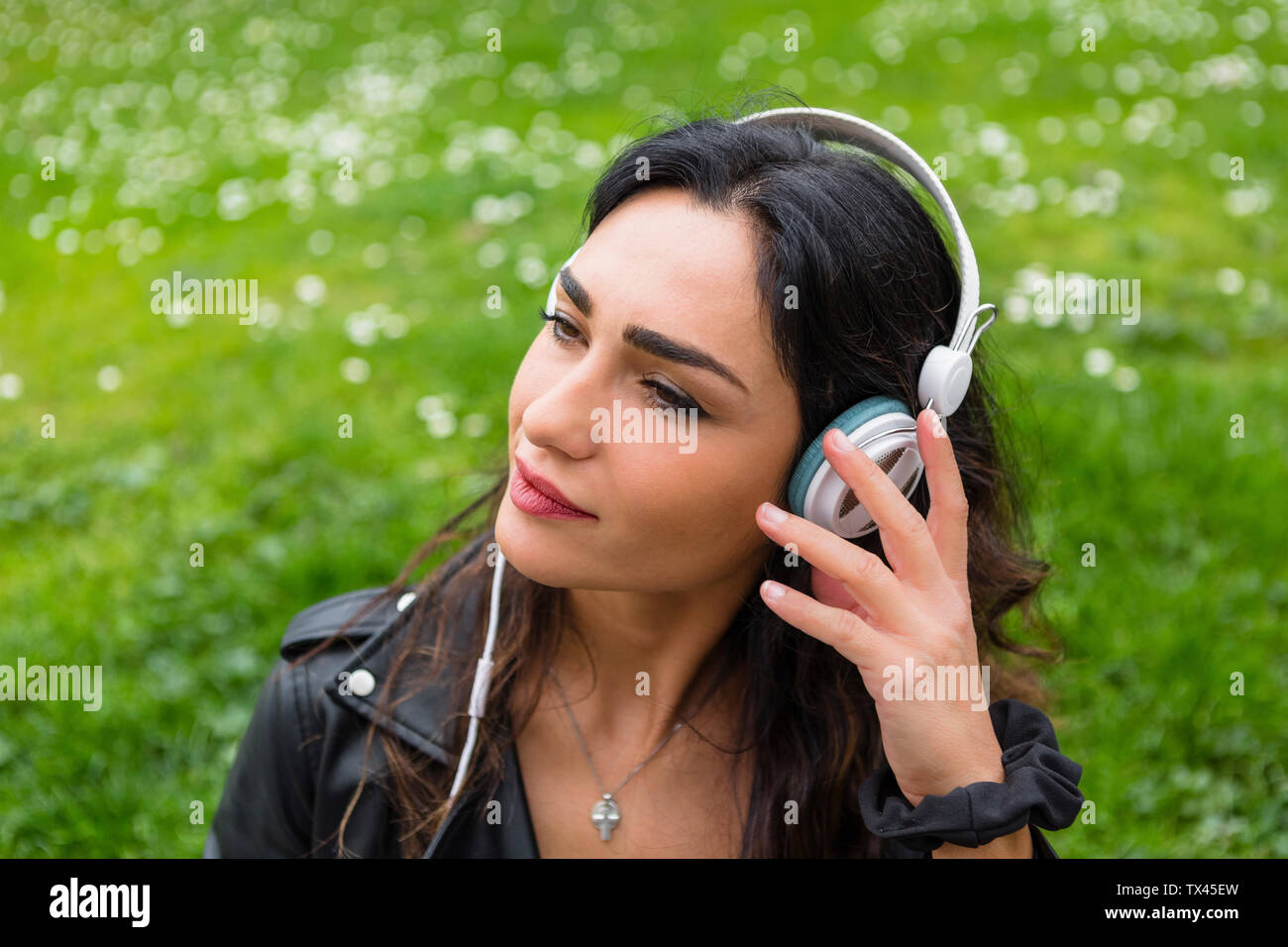 Porträt der jungen Frau mit weiße Kopfhörer, tragende schwarze Lederjacke Stockfoto