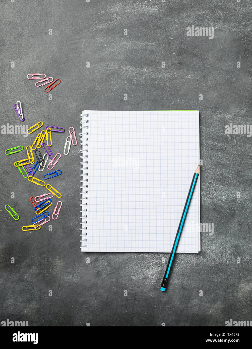 Ein leeres Stück Papier Notizbuch und Bleistift auf dem Hintergrund der Kreidetafel. Konzept zurück zu Schule und Bildung. Flache layout Ansicht von oben. Kopieren Sie Platz. V Stockfoto