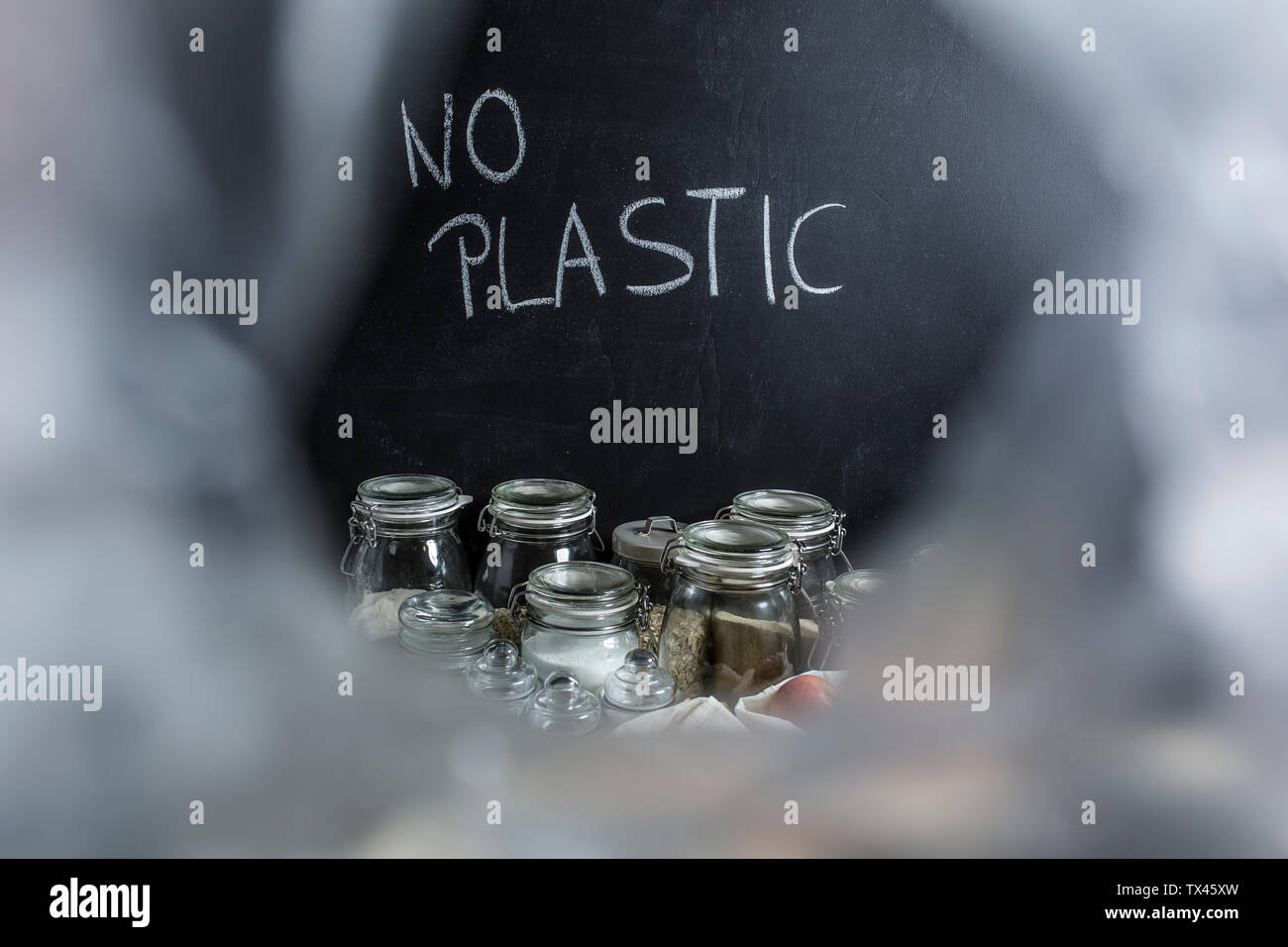 Lebensmittel in Gläsern für Abfallvermeidung und Schreiben "kein Plastik' Stockfoto