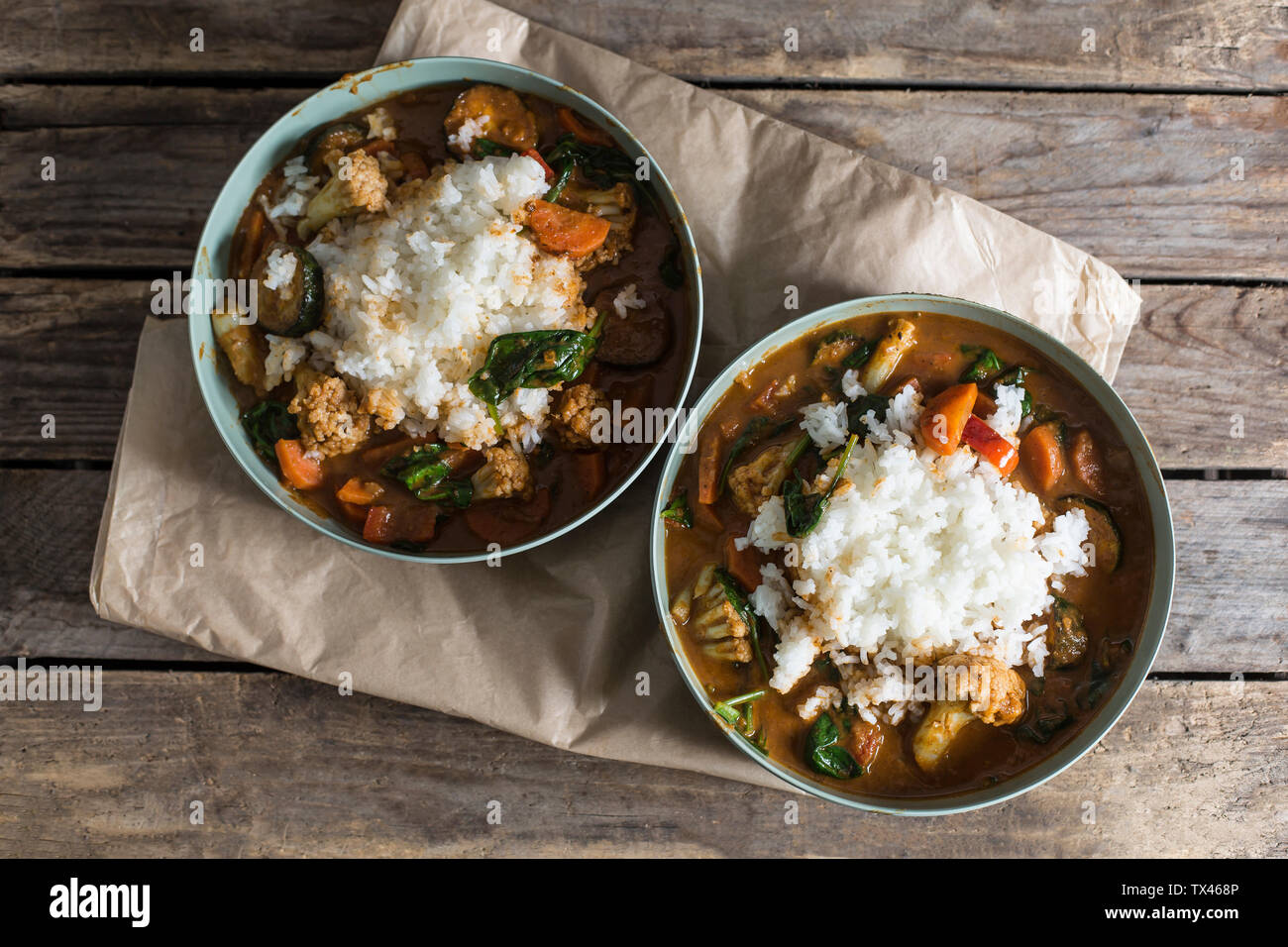 Zwei Schalen mit Garam Masala Gemüse Curry mit Jasmin Reis Stockfoto
