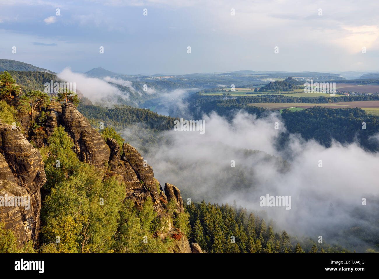 Deutschland, Sachsen, Elbsandsteingebirge, Blick von der Schrammsteine Sicht auf die Elbe und Elbtal Stockfoto
