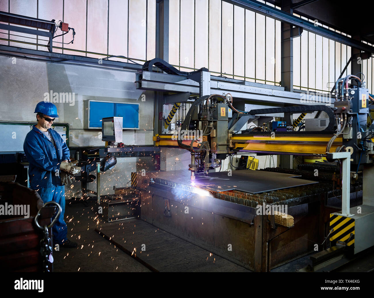 Arbeitnehmer auf der Suche nach Laser Cutter Stockfoto