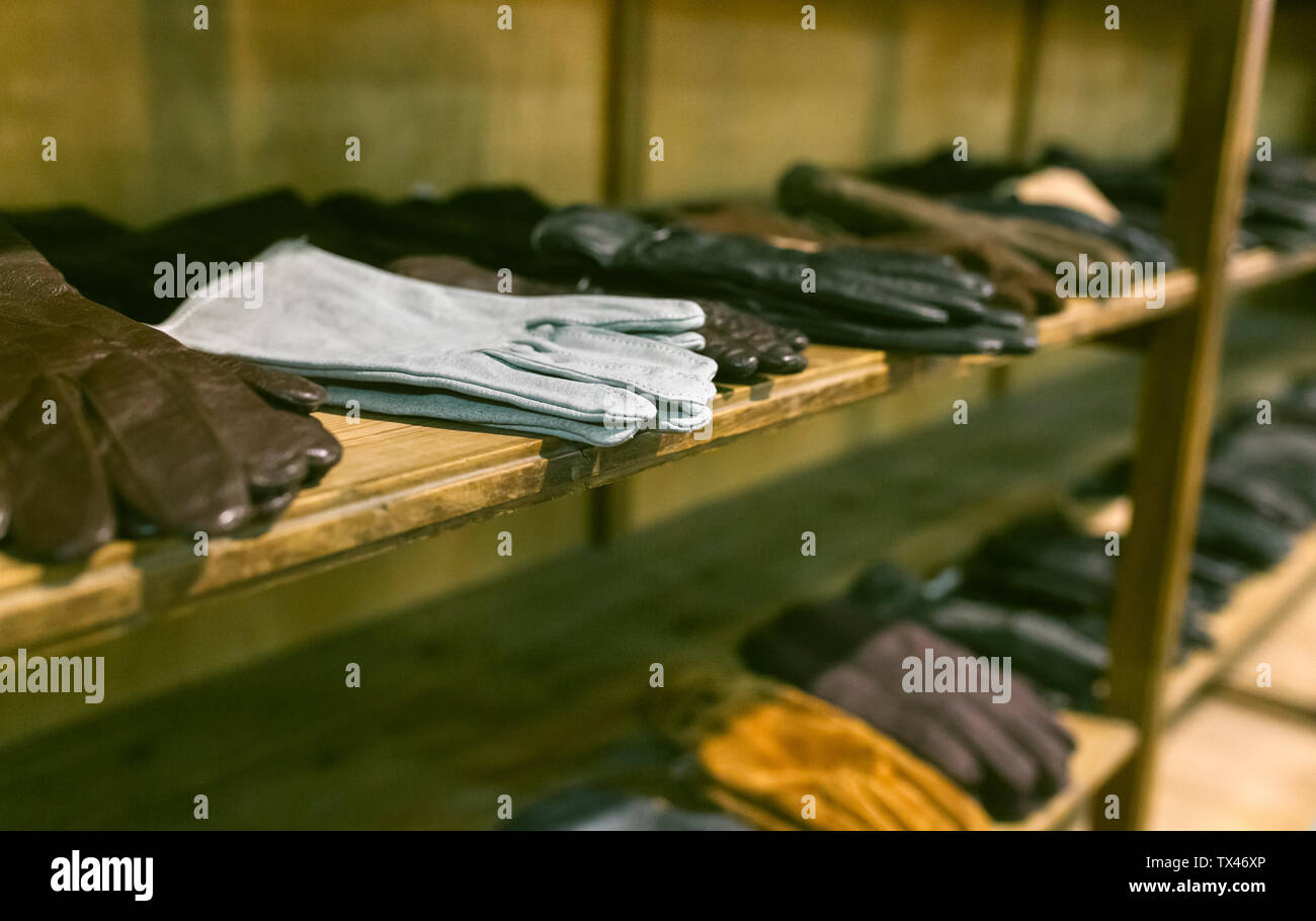 Handschuhe im Regal in einem Vintage Boutique Stockfoto