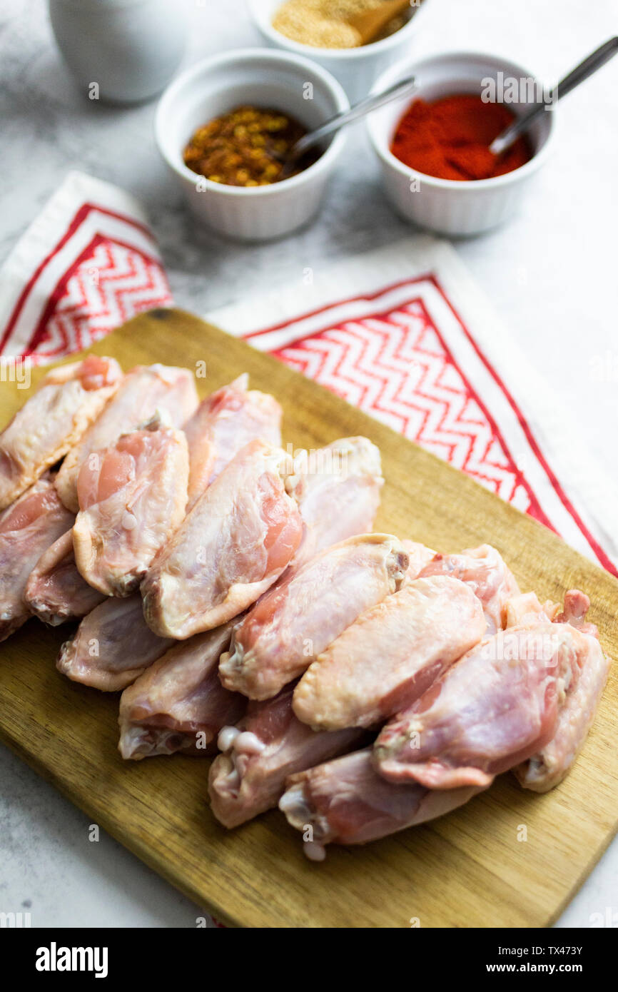 Vorbereitung der würzige Chicken Wings Stockfoto