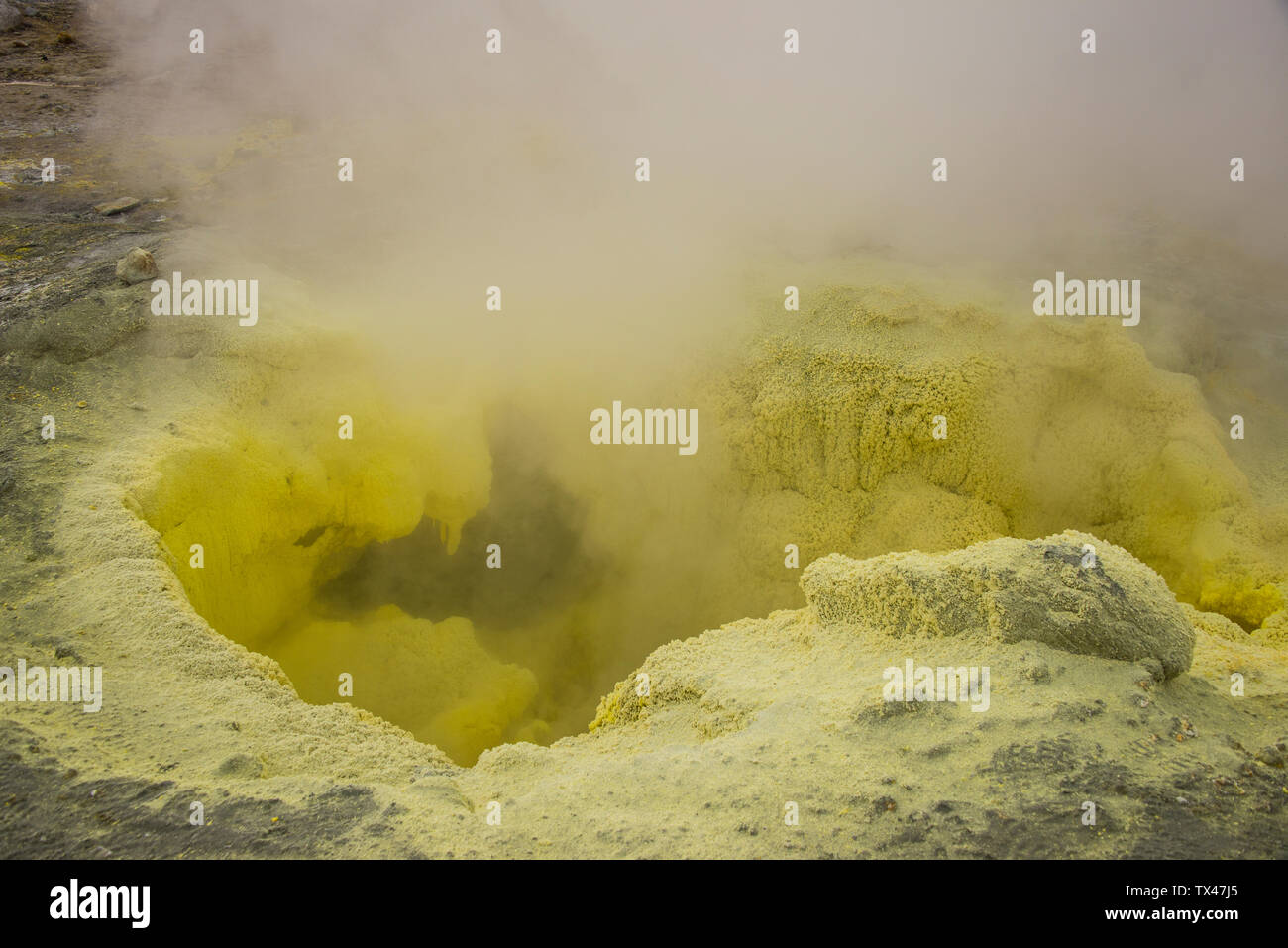 Russland, Kamtschatka, rauchen Schwefel Fumarolen am Mutnovsky Vulkan Stockfoto