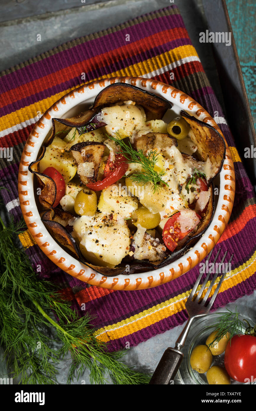 Auflauf mit Auberginen, Tomaten, Kartoffeln und grüne Oliven mit Dill garniert Stockfoto