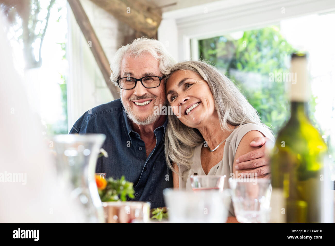 Senior Paar feiern mit Ihrer Familie Stockfoto