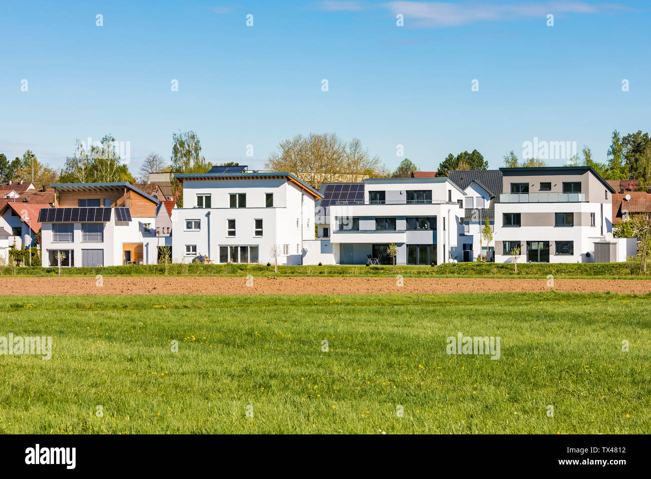 Deutschland, Magstadt, moderne Einfamilienhäuser mit thermischer Solarenergie Stockfoto