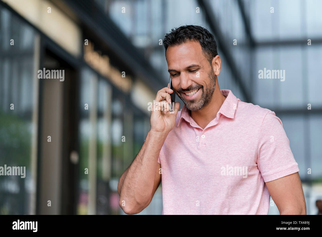 Lächelnde Menschen auf Handy in der Stadt Stockfoto