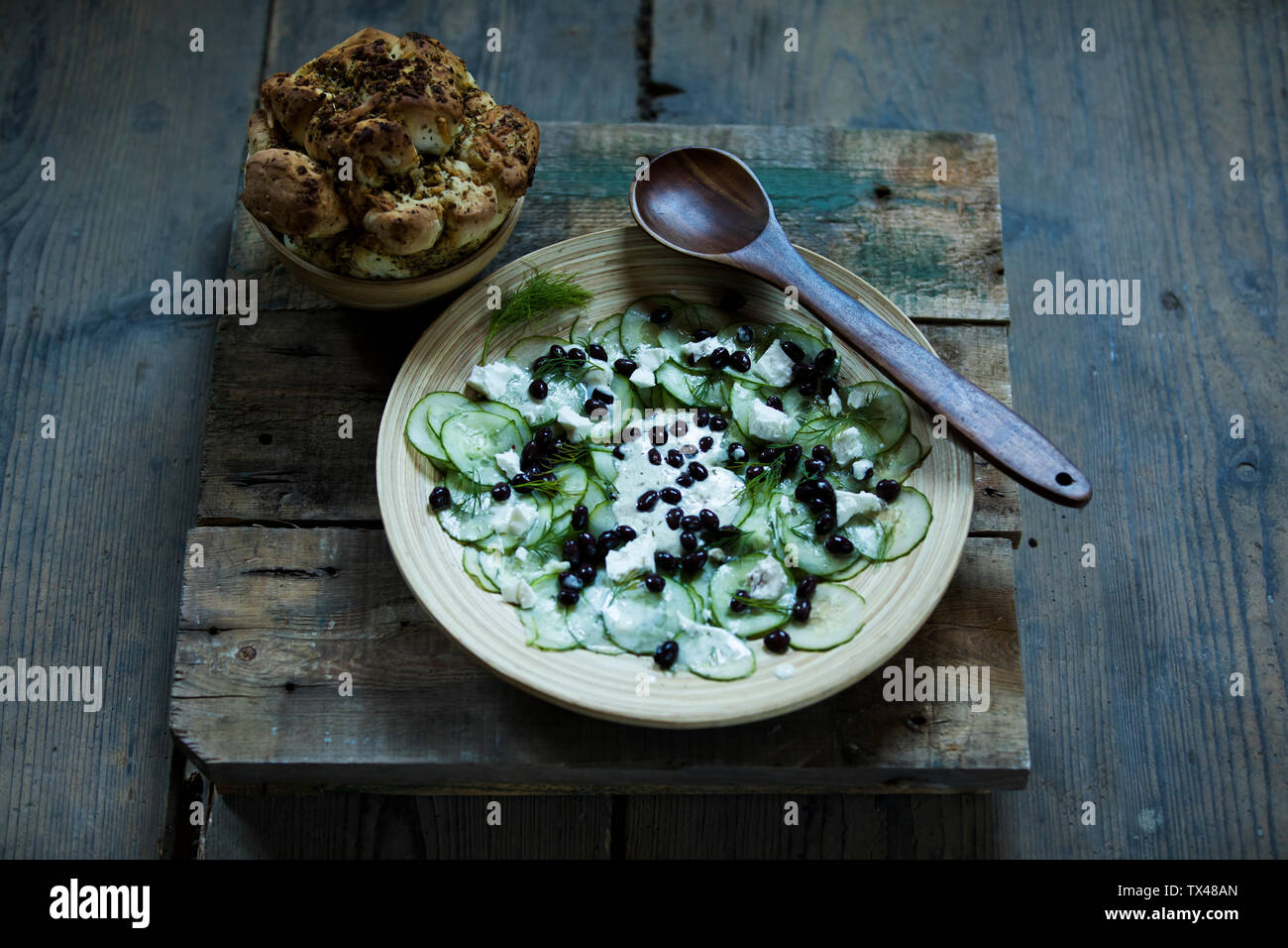 Ucumber Salat mit schwarzen Bohnen, Schafskäse, Dill und eingelegtes Brot Stockfoto