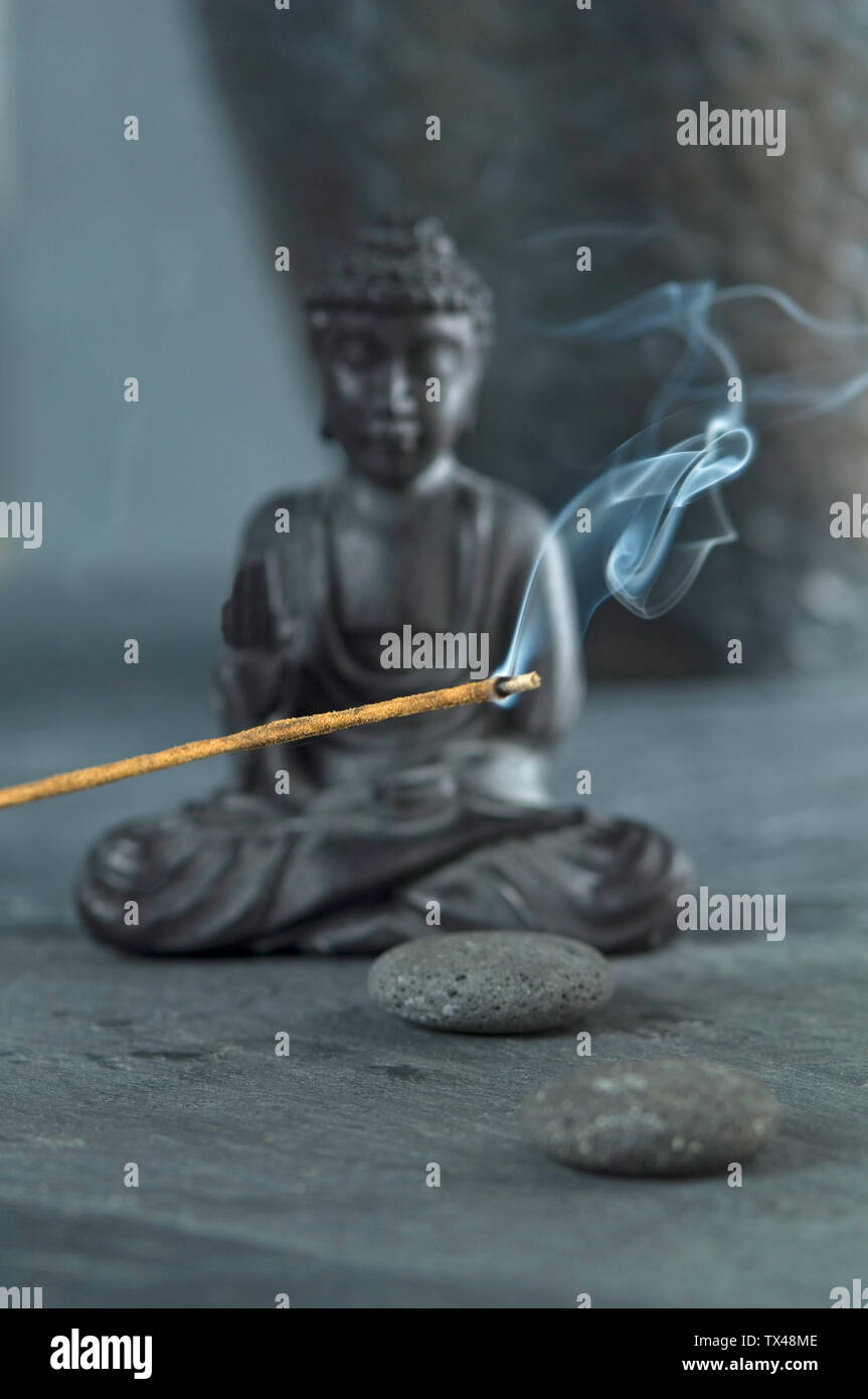 Joss Stick und Buddha Figur Stockfoto