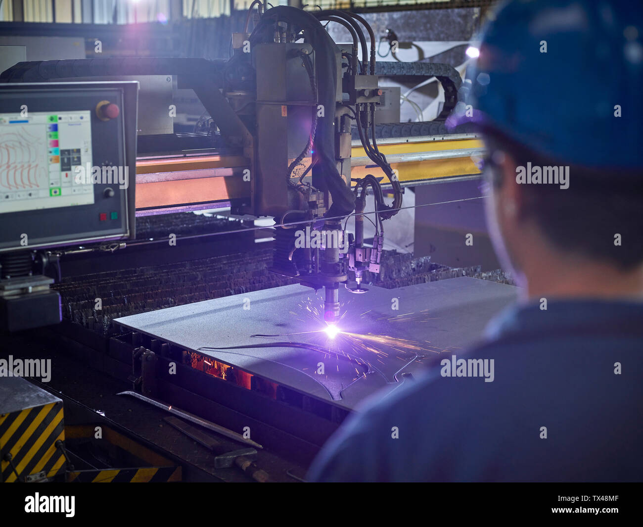 Arbeitnehmer auf der Suche nach Laser Cutter Stockfoto