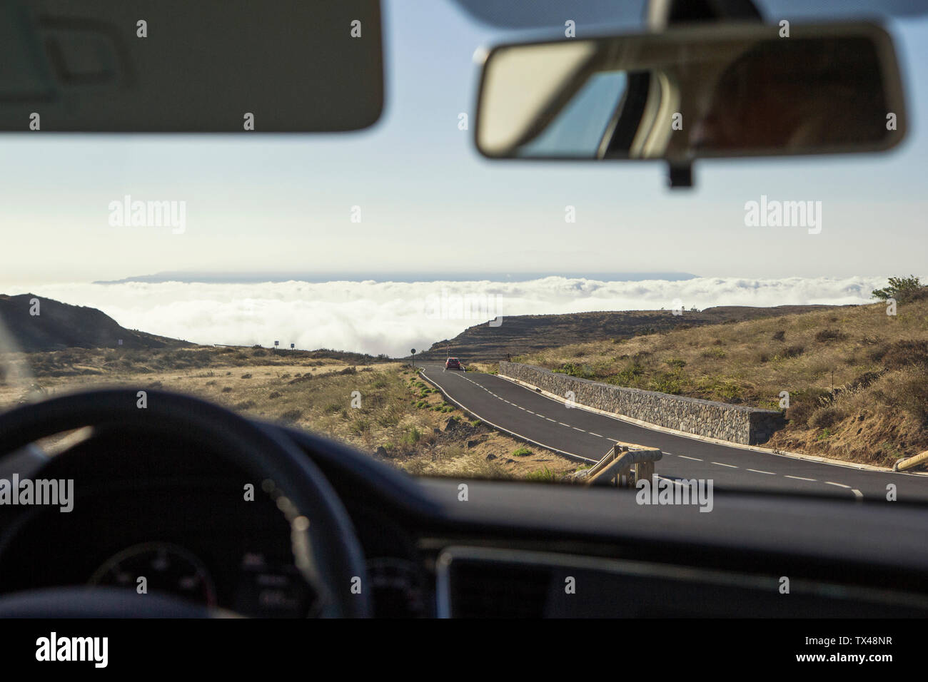 Spanien, Kanarische Inseln, La Gomera, Blick aus der Frontscheibe auf eine Wolkendecke über dem Atlantik Stockfoto