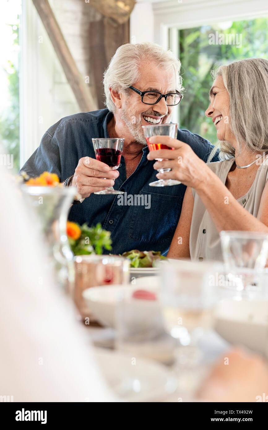 Senior Paar feiern mit ihrer Familie, klirren Gläser Stockfoto