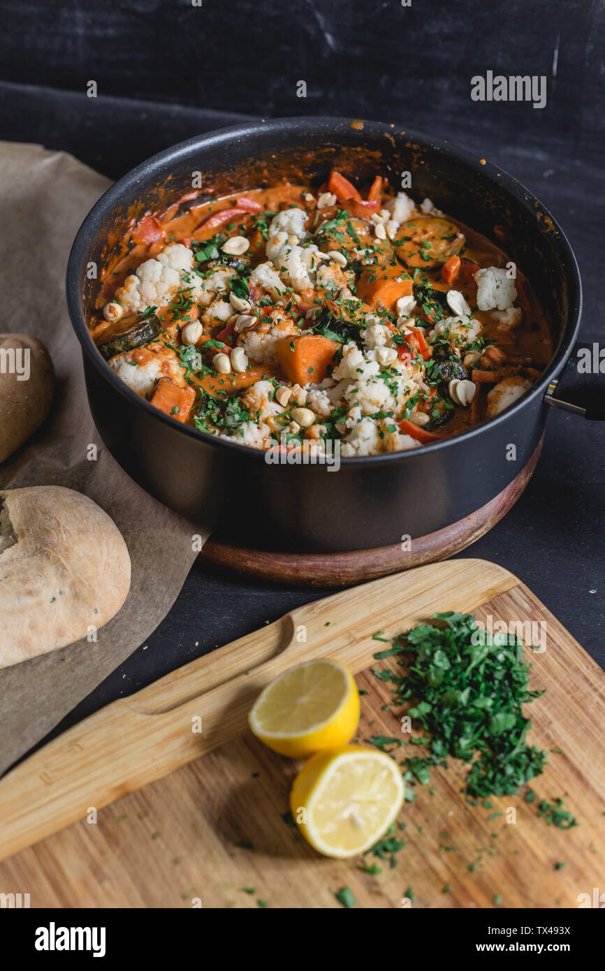 Tikka Masala Curry mit Naan Brot Stockfoto