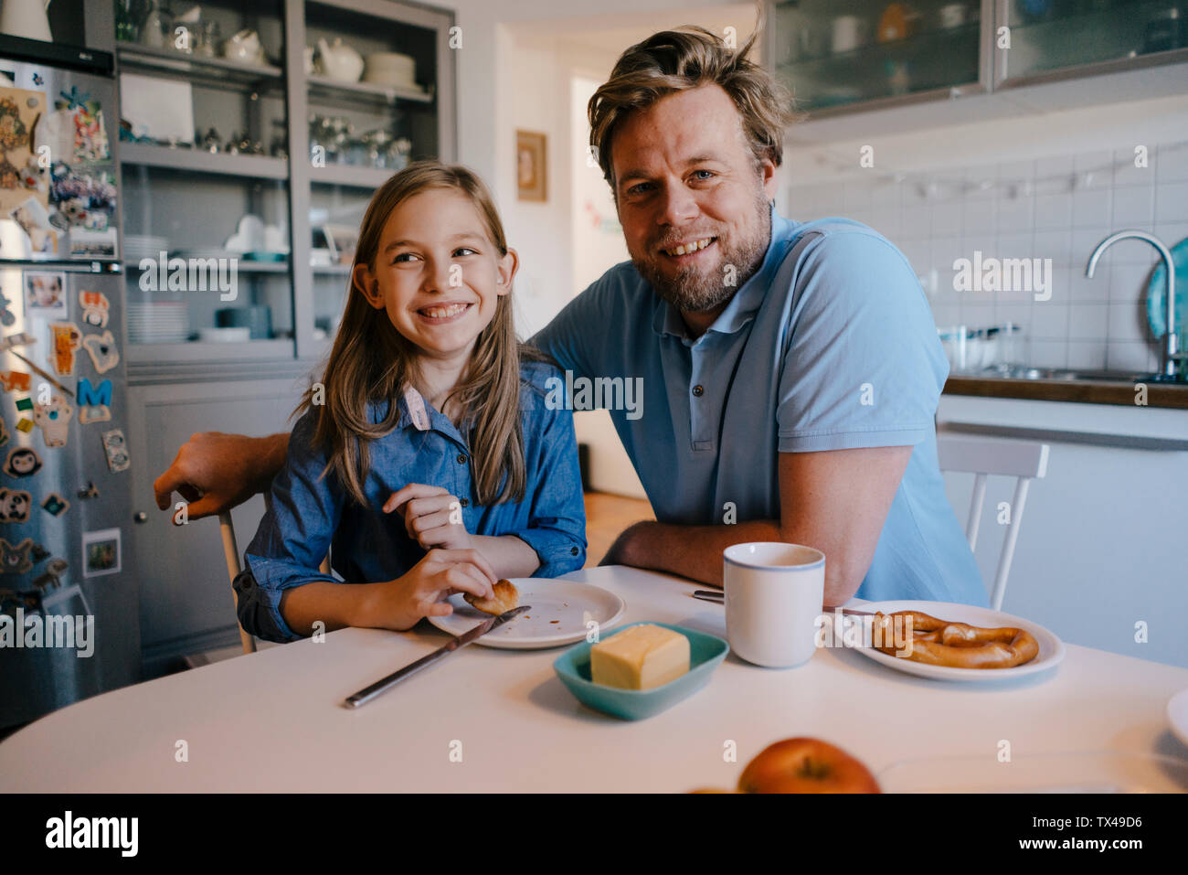 Portrait von Vater und Tochter zu Hause sitzen am Frühstückstisch Stockfoto