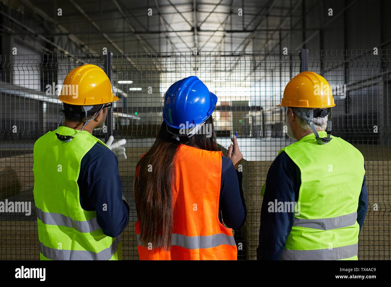 Rückansicht der Arbeitnehmer bei der Grid in der Ständigen Stockfoto