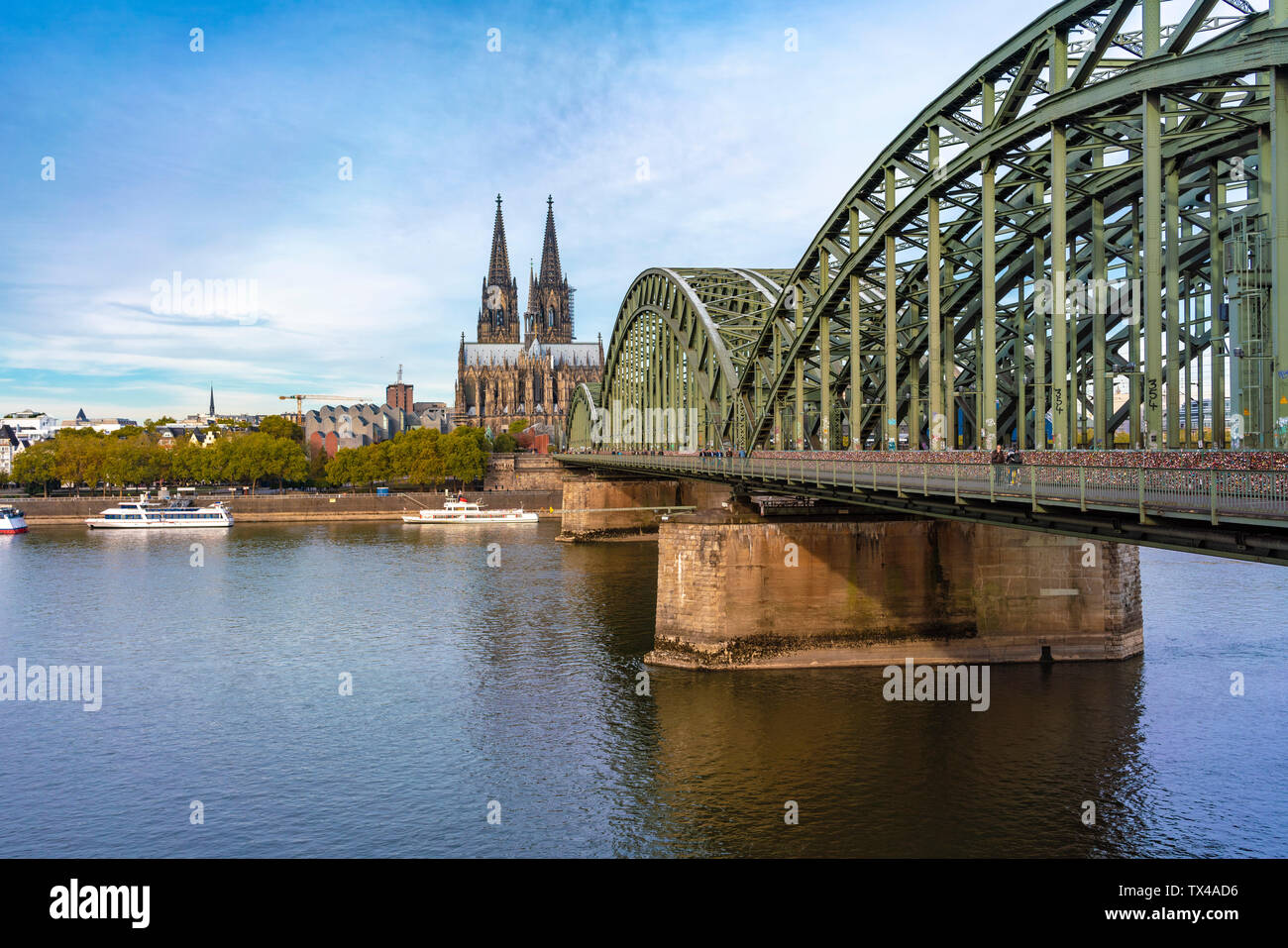 Deutschland, Köln, Hohenzollernbrücke und Dom zu Köln am Morgen Stockfoto