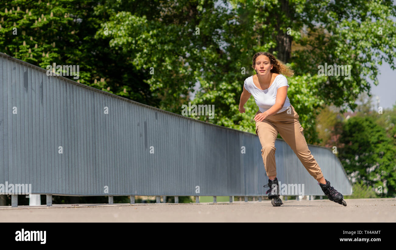 Junge Frau Inline Skating in der Stadt, Waiblingen, Deutschland Stockfoto