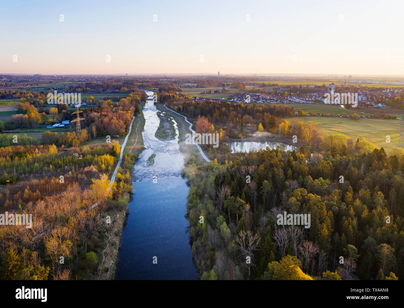 Deutschland, Augsburg, Inningen, Wertach Fluss in der Dämmerung, Luftaufnahme Stockfoto
