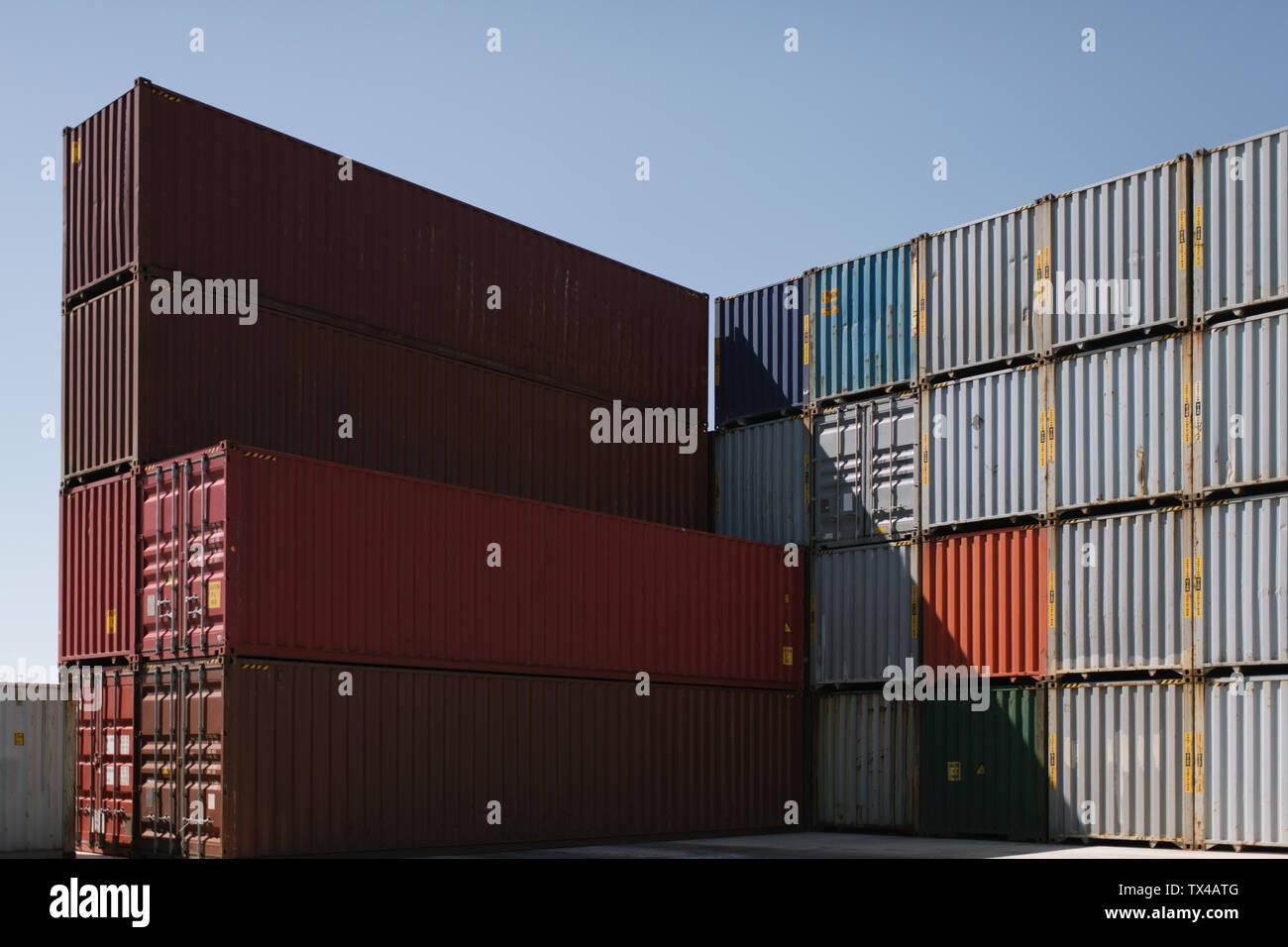 Stapel von Containern auf Industrial Site Stockfoto