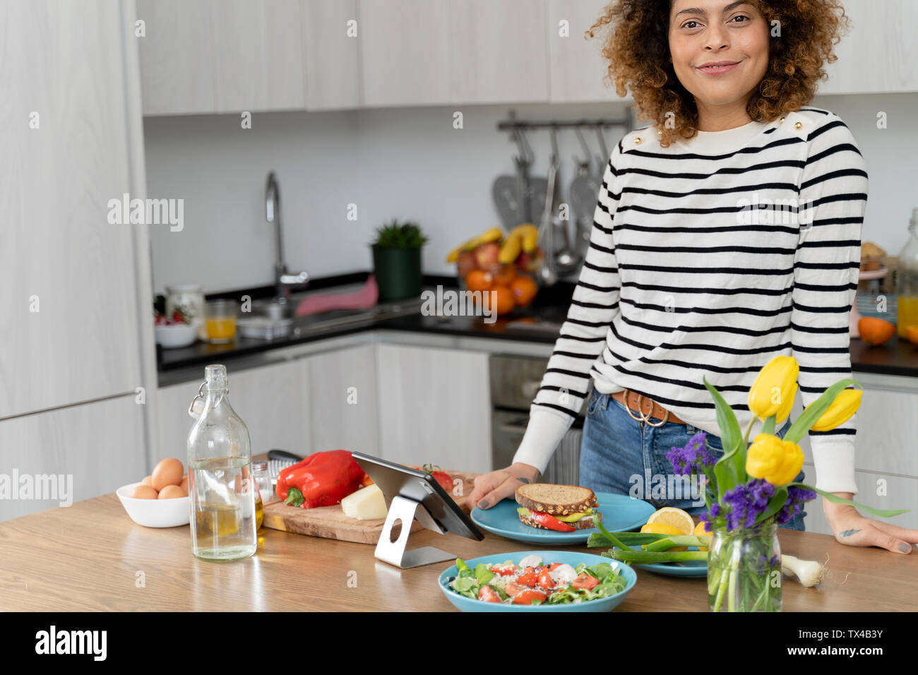Frau, die in der Küche, die Vorbereitung von Salat zum Mittagessen Stockfoto