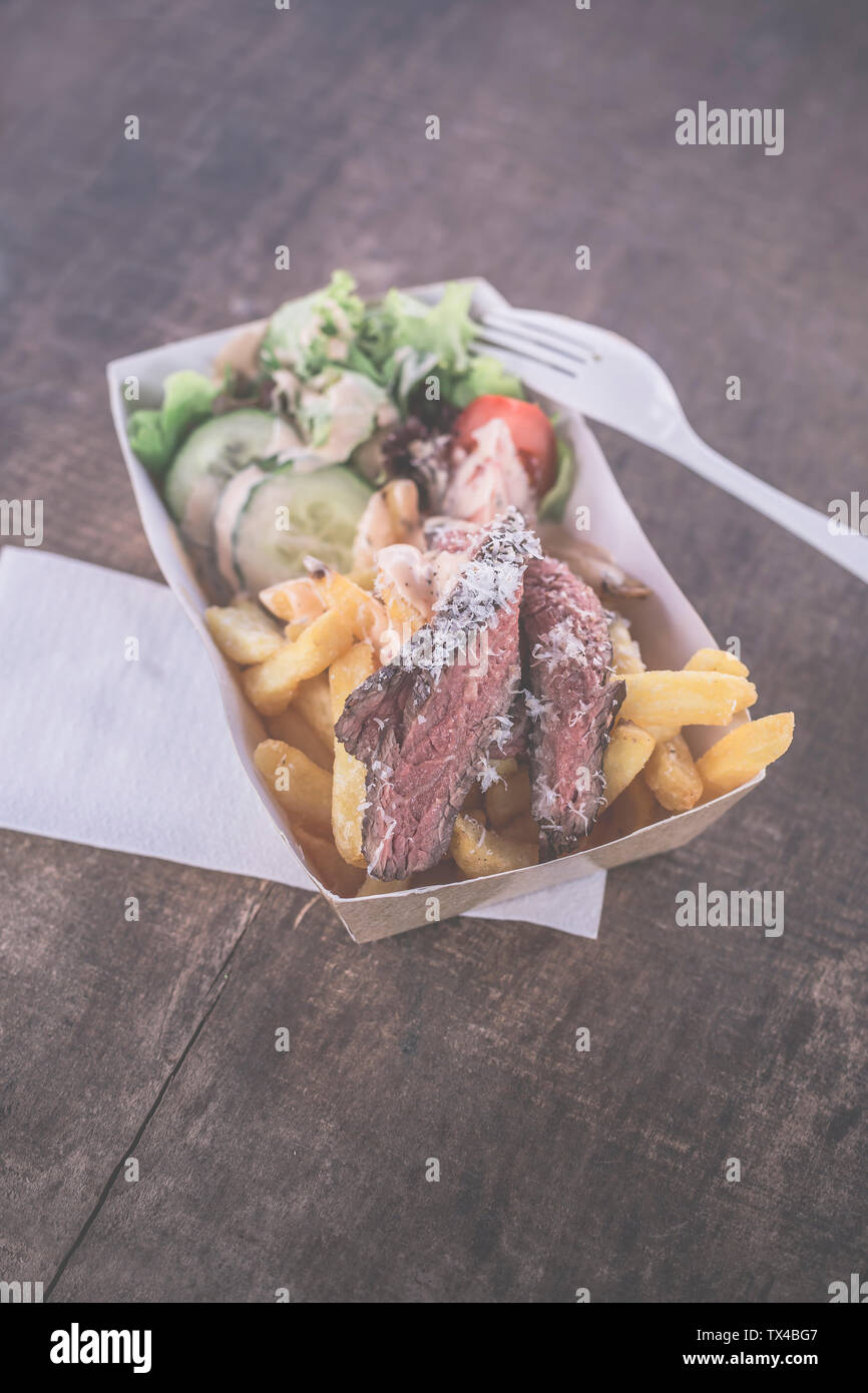 Street Food, Flank Steak mit Pommes frites, Käse Sauce und Salat