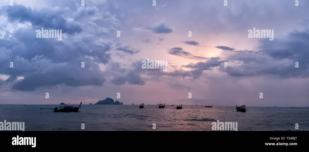 Thailand, Krabi, Tonsai Beach, Long-tail Boote auf dem Wasser schwimmend bei Sonnenuntergang Stockfoto
