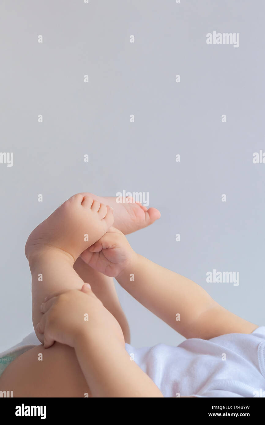 6-Monats-kid Füße. Little baby boy Füße. Kindheit, Mutterschaft, Erziehung Konzeption Stockfoto