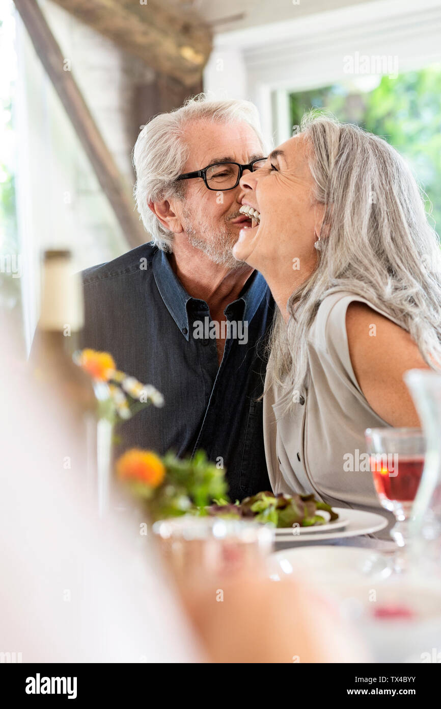 Senior Paar feiern mit Ihrer Familie Stockfoto