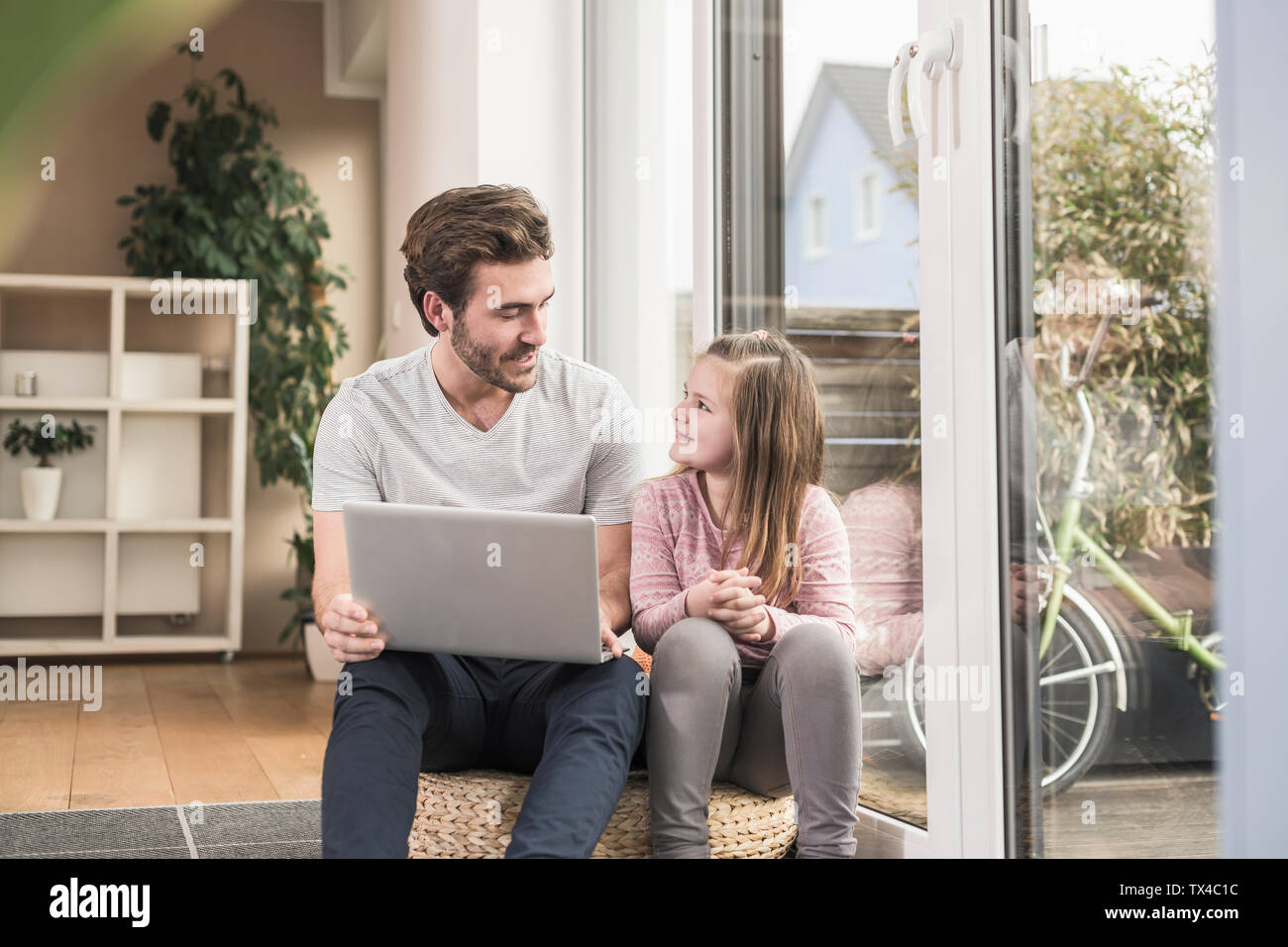 Jungen und Mädchen surfen im Netz zusammen Stockfoto