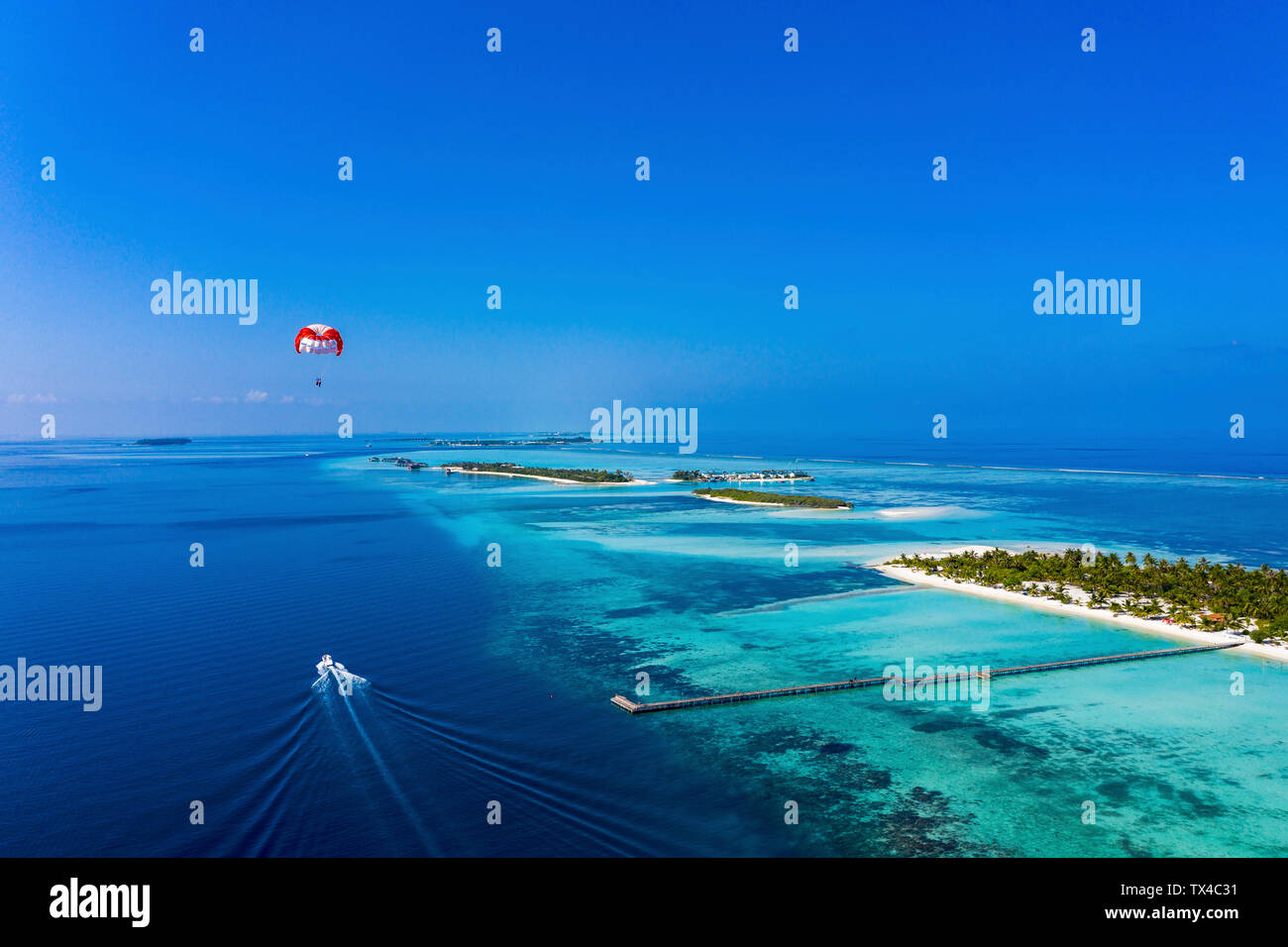 Malediven, Süd Male Atoll, Gleitschirm fliegen entlang einem Atoll, Luftaufnahme Stockfoto