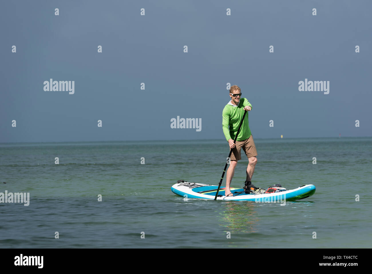 Thailand, Krabi, Lao Liang, Mann auf SUP Board im Ozean Stockfoto