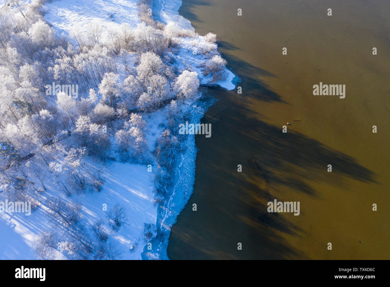 Deutschland, Bayern, Sankt Heinrich, gefroren Seeufer am Starnberger See, Luftaufnahme Stockfoto